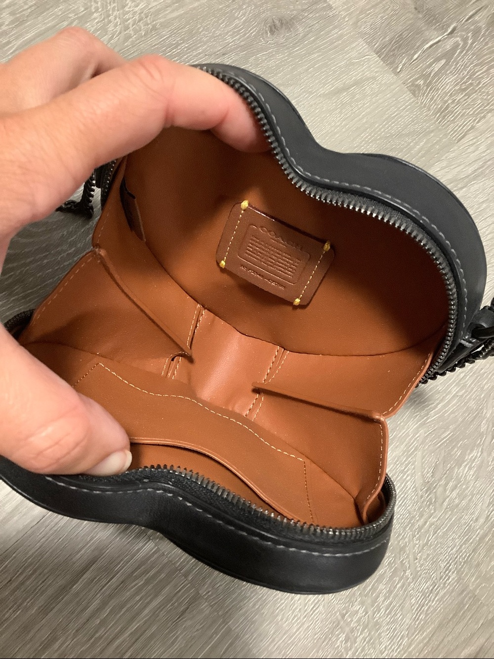 Coach black heart crossbody bag - Picture 5 of 9